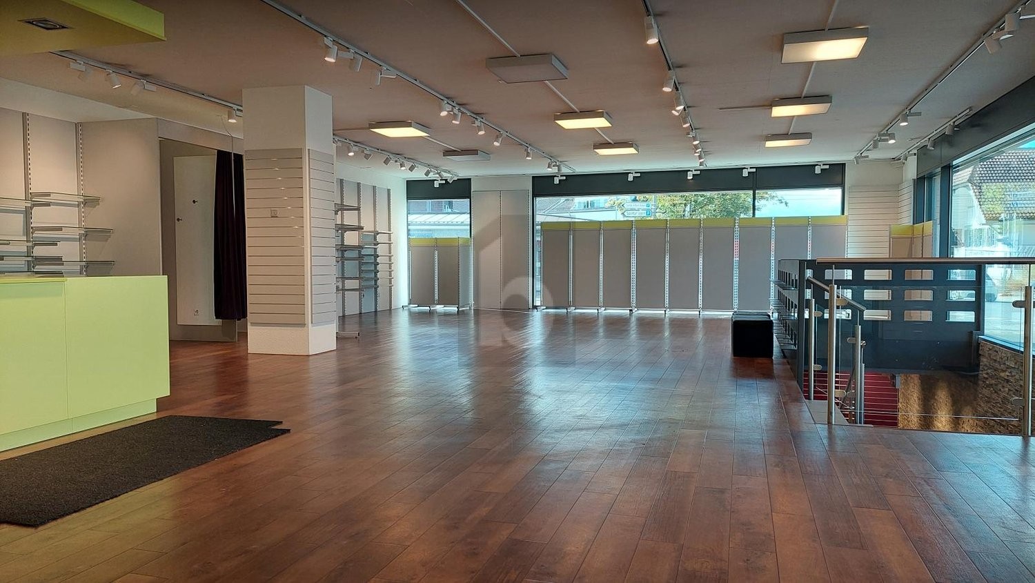 385m² shop, photo 2 of 4