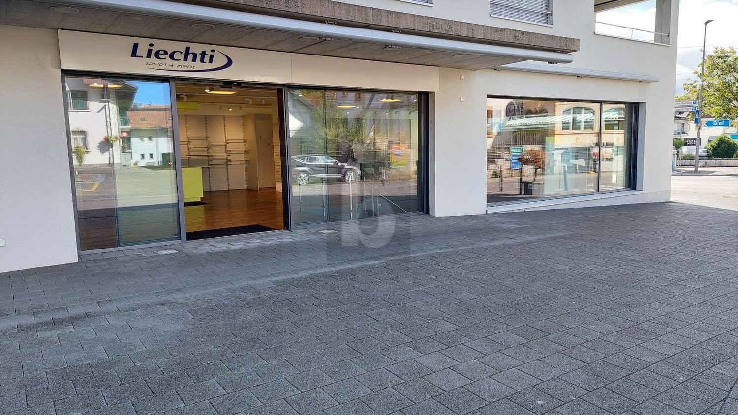 385m² shop, photo 1 of 4