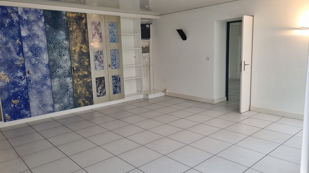 102m² commercial