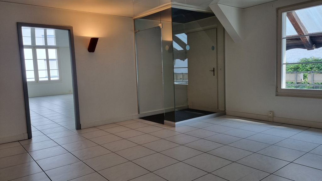 102m² commercial