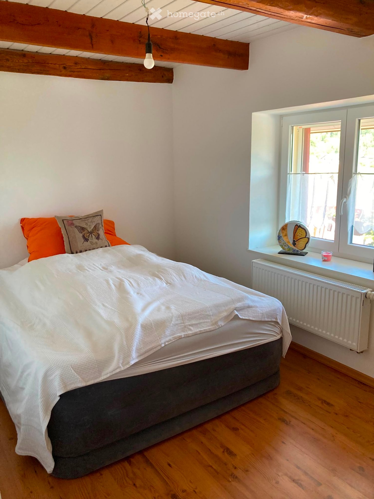 4 ½ room apartment

4 ½ room apartment for rent in the village. It features a large living room/kitchen, 3 bedrooms, a terrace and a bathroom with shower and bathtub as well as a washing machine and dryer.   
  
Rent price: 1350 francs including charges (hot water and heating).   
  
Additional phot