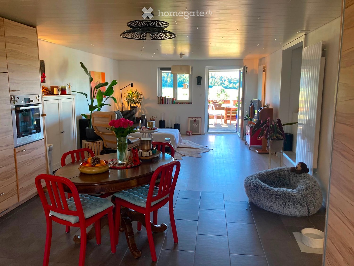 4 ½ room apartment

4 ½ room apartment for rent in the village. It features a large living room/kitchen, 3 bedrooms, a terrace and a bathroom with shower and bathtub as well as a washing machine and dryer.   
  
Rent price: 1350 francs including charges (hot water and heating).   
  
Additional phot