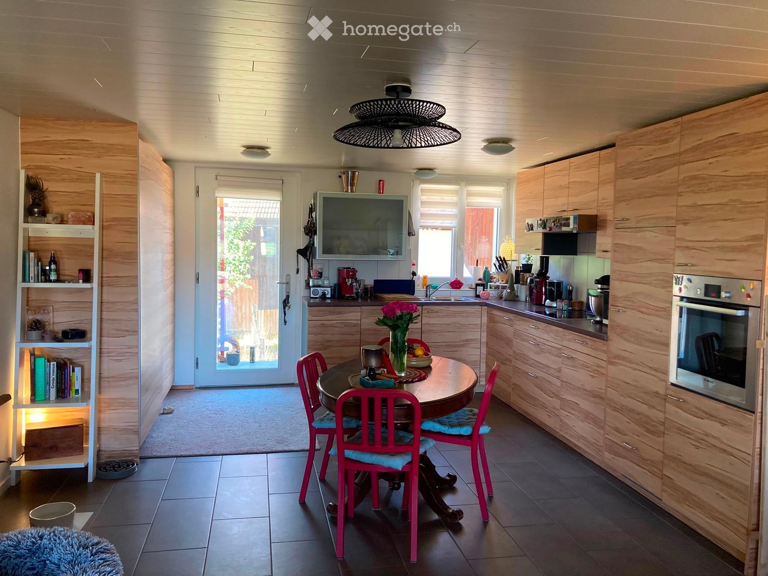 4 ½ room apartment

4 ½ room apartment for rent in the village. It features a large living room/kitchen, 3 bedrooms, a terrace and a bathroom with shower and bathtub as well as a washing machine and dryer.   
  
Rent price: 1350 francs including charges (hot water and heating).   
  
Additional phot