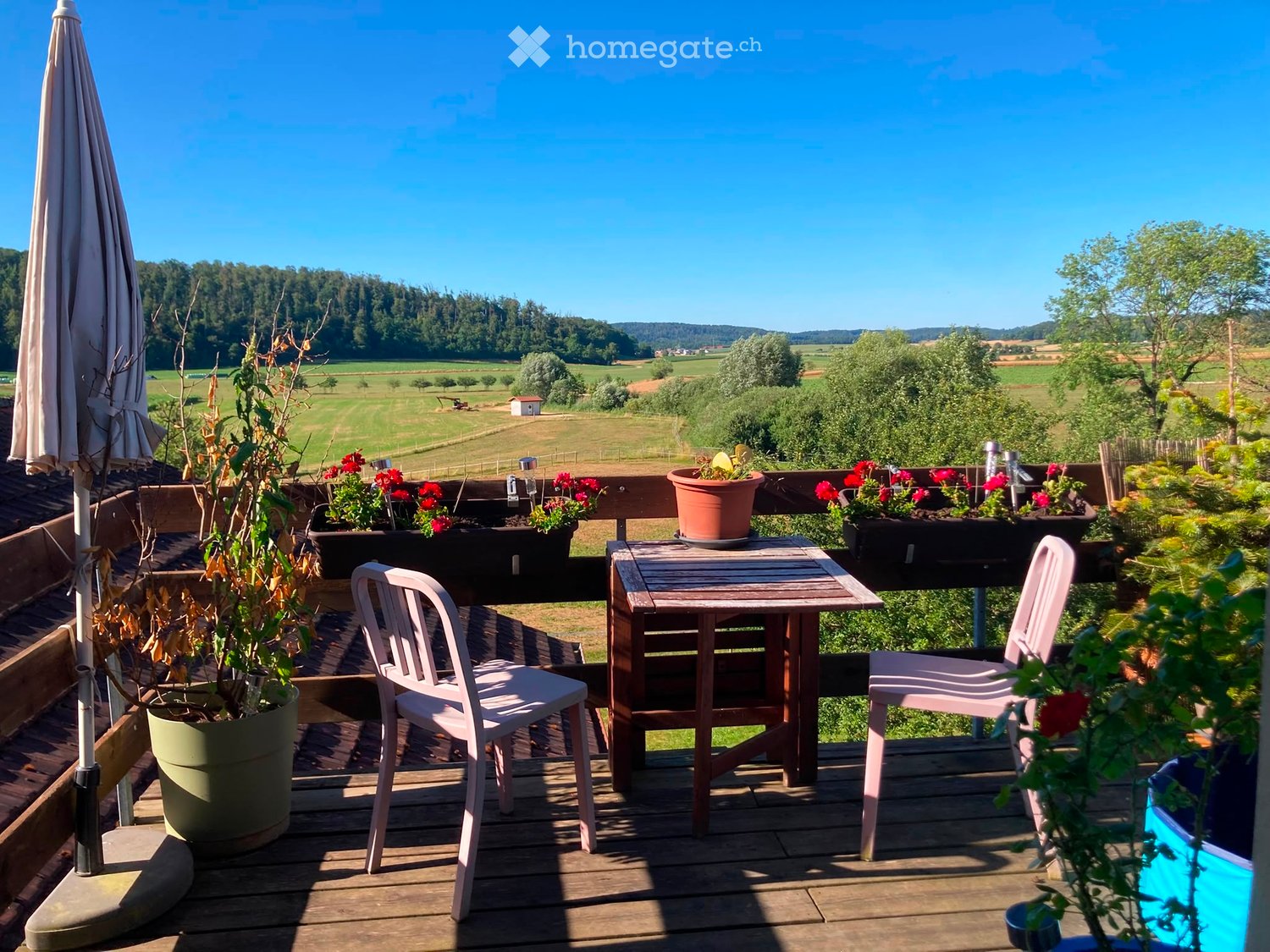 4 ½ room apartment

4 ½ room apartment for rent in the village. It features a large living room/kitchen, 3 bedrooms, a terrace and a bathroom with shower and bathtub as well as a washing machine and dryer.   
  
Rent price: 1350 francs including charges (hot water and heating).   
  
Additional phot