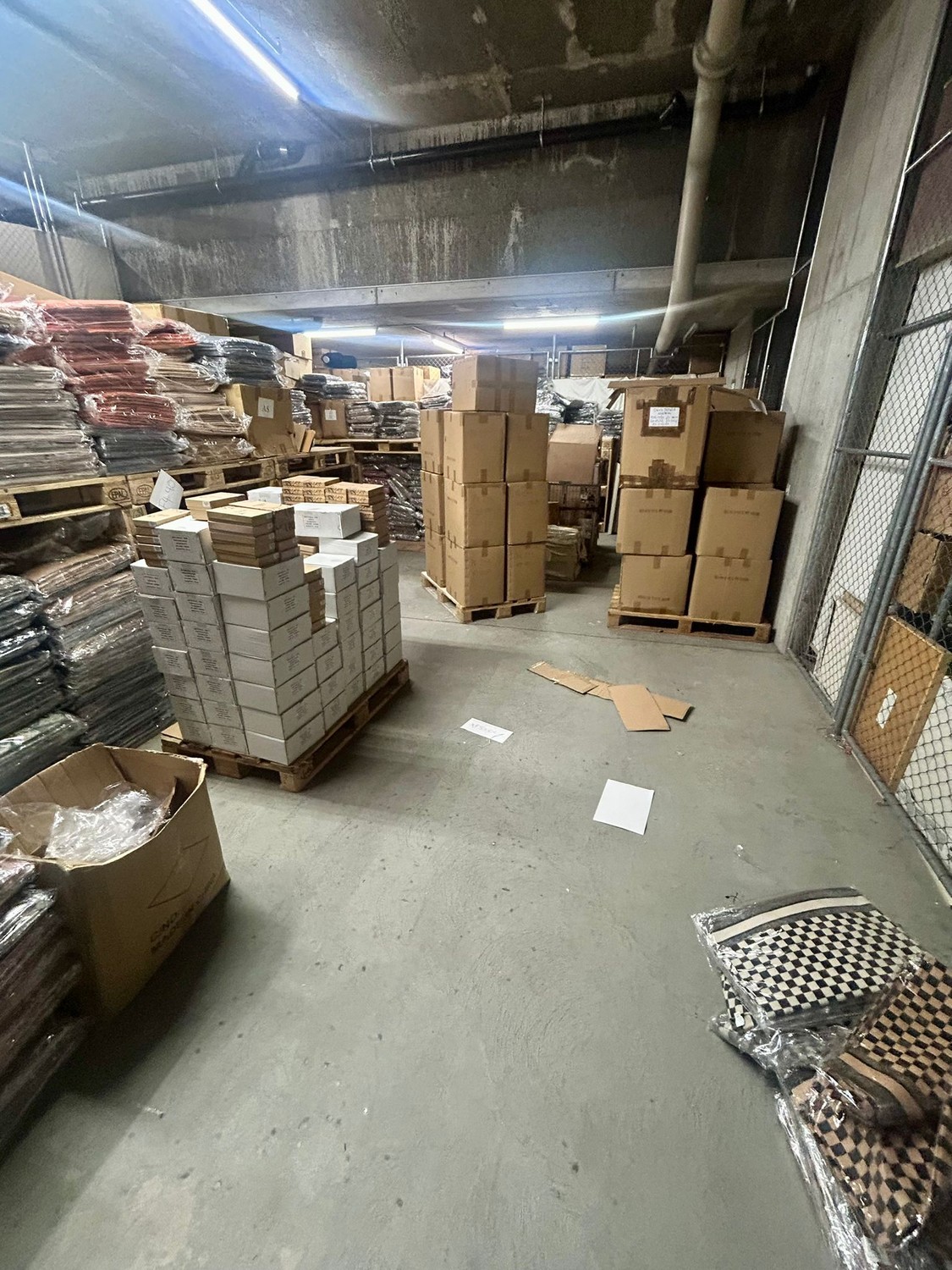 Compartimento di cantina di 80m², foto 2 di 4