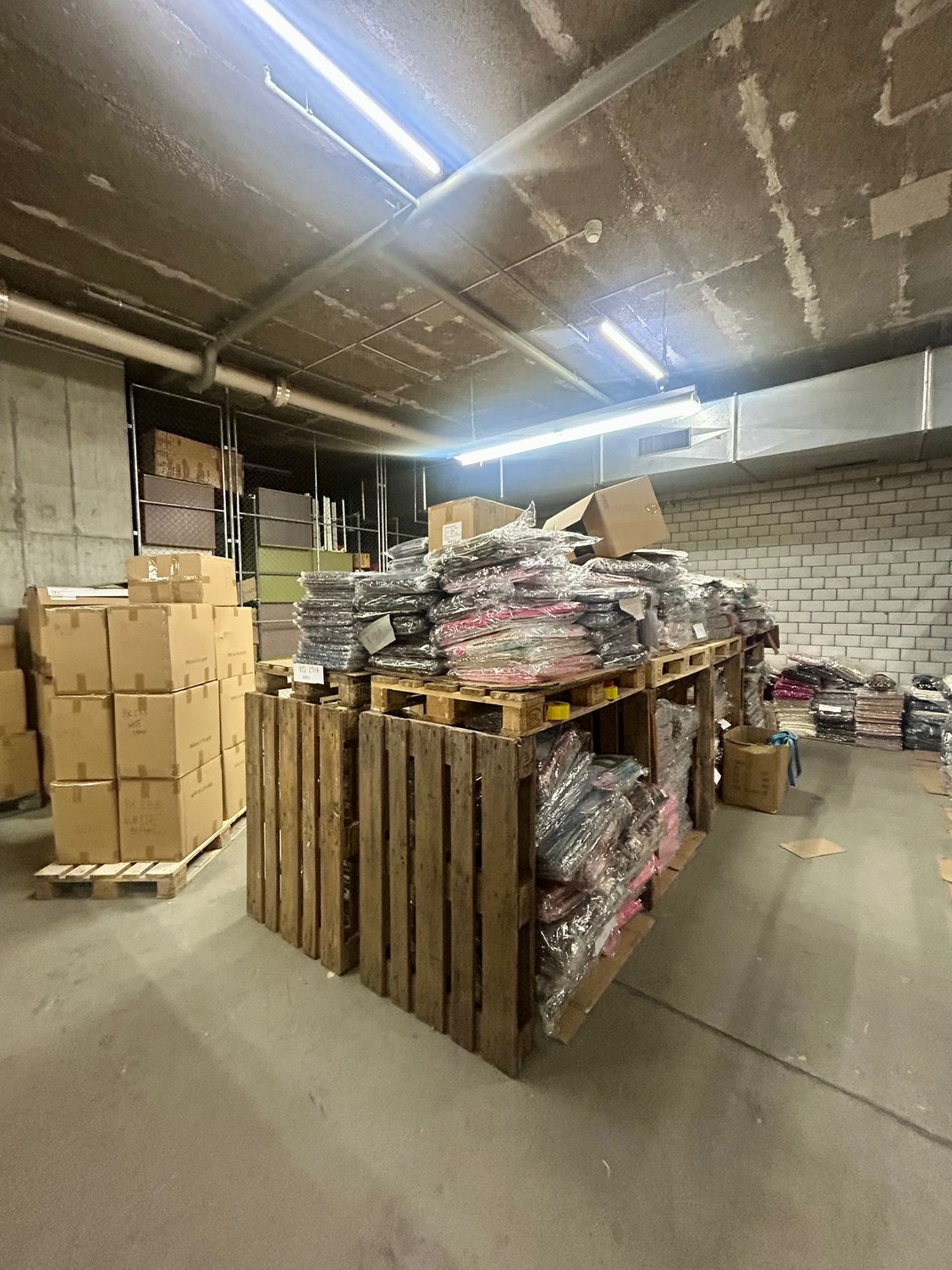 Compartimento di cantina di 80m², foto 3 di 4