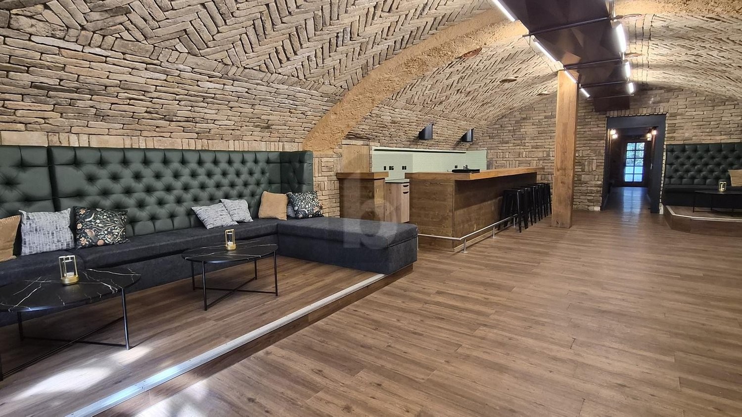 160m² shop, photo 2 of 4