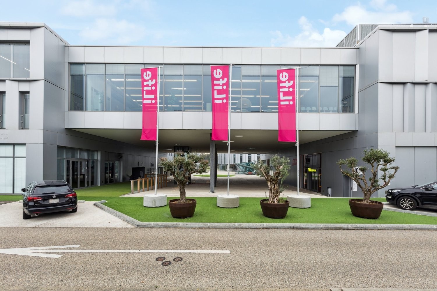 726m² living / commercial building, photo 2 of 6