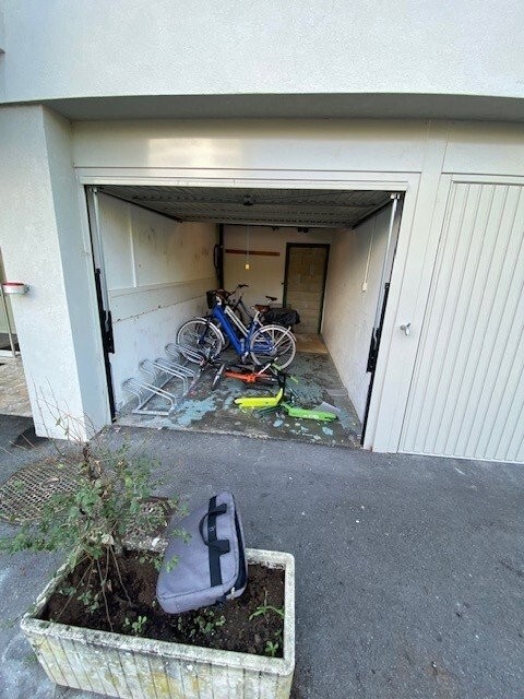 Single garage, photo 1 of 2