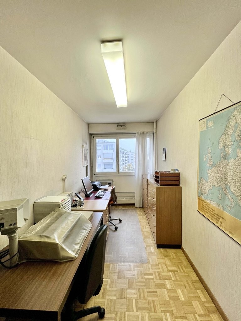 90m² office