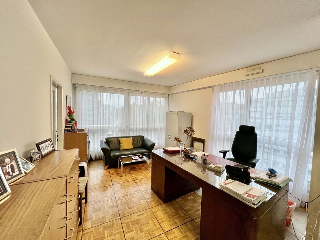 90m² office