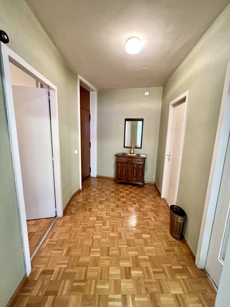 90m² office