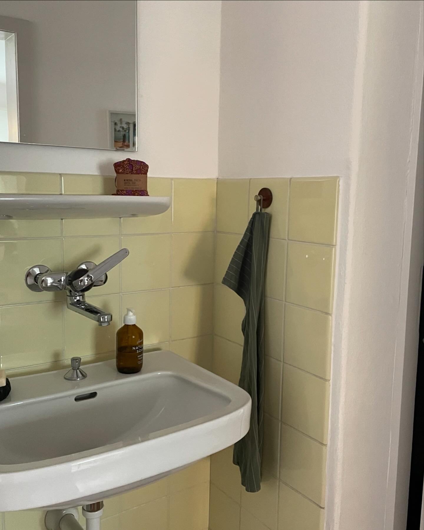 Chambre dans une colocation

Dans notre appartement chaleureux à Flurlingen, une chambre lumineuse et calme se libère - idéale pour tous ceux qui aiment la nature et le calme, tout en voulant être rapidement en ville. Seulement 5 minutes à vélo jusqu'à Schaffhausen !

L'appartement offre une belle t, photo 7 sur 8