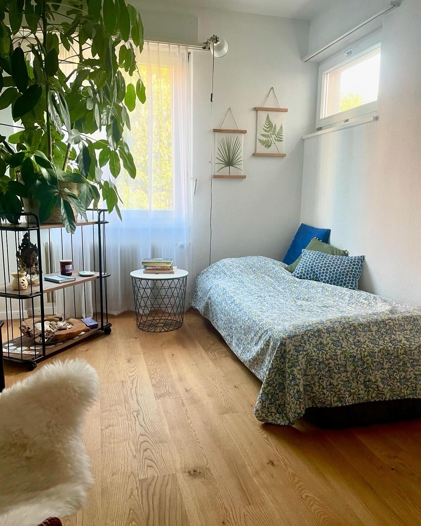 Chambre dans une colocation

Dans notre appartement chaleureux à Flurlingen, une chambre lumineuse et calme se libère - idéale pour tous ceux qui aiment la nature et le calme, tout en voulant être rapidement en ville. Seulement 5 minutes à vélo jusqu'à Schaffhausen !

L'appartement offre une belle t, photo 2 sur 8
