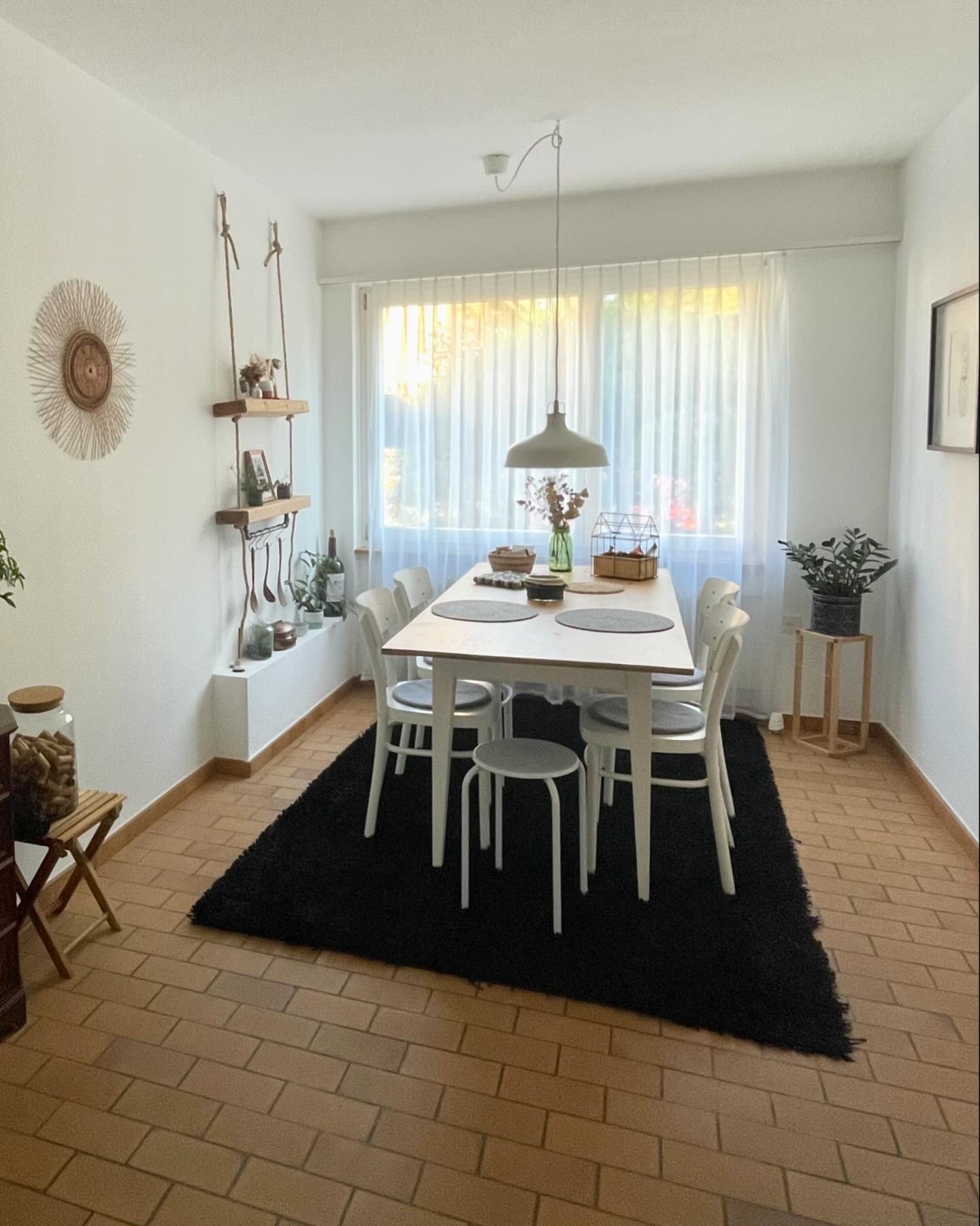Chambre dans une colocation

Dans notre appartement chaleureux à Flurlingen, une chambre lumineuse et calme se libère - idéale pour tous ceux qui aiment la nature et le calme, tout en voulant être rapidement en ville. Seulement 5 minutes à vélo jusqu'à Schaffhausen !

L'appartement offre une belle t, photo 3 sur 8