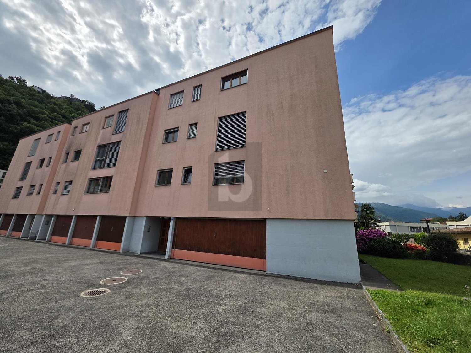 8 rooms multi family house, photo 2 of 4
