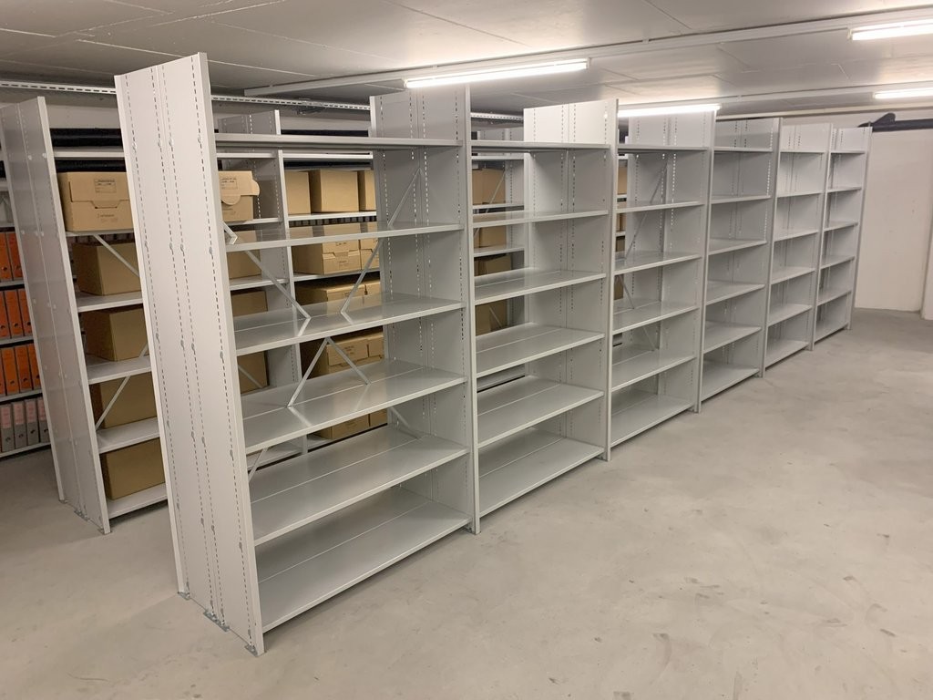 250m² storage room