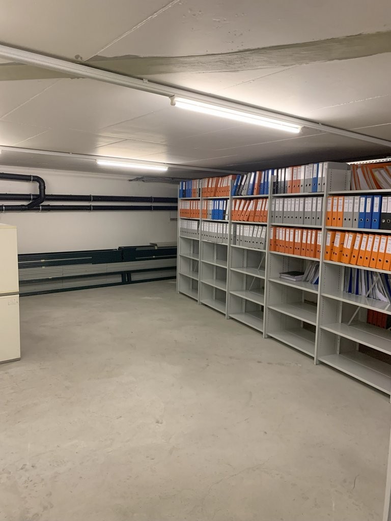 250m² storage room