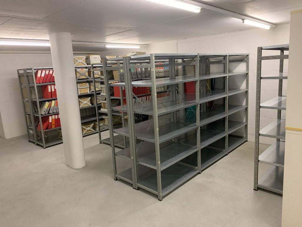 250m² storage room