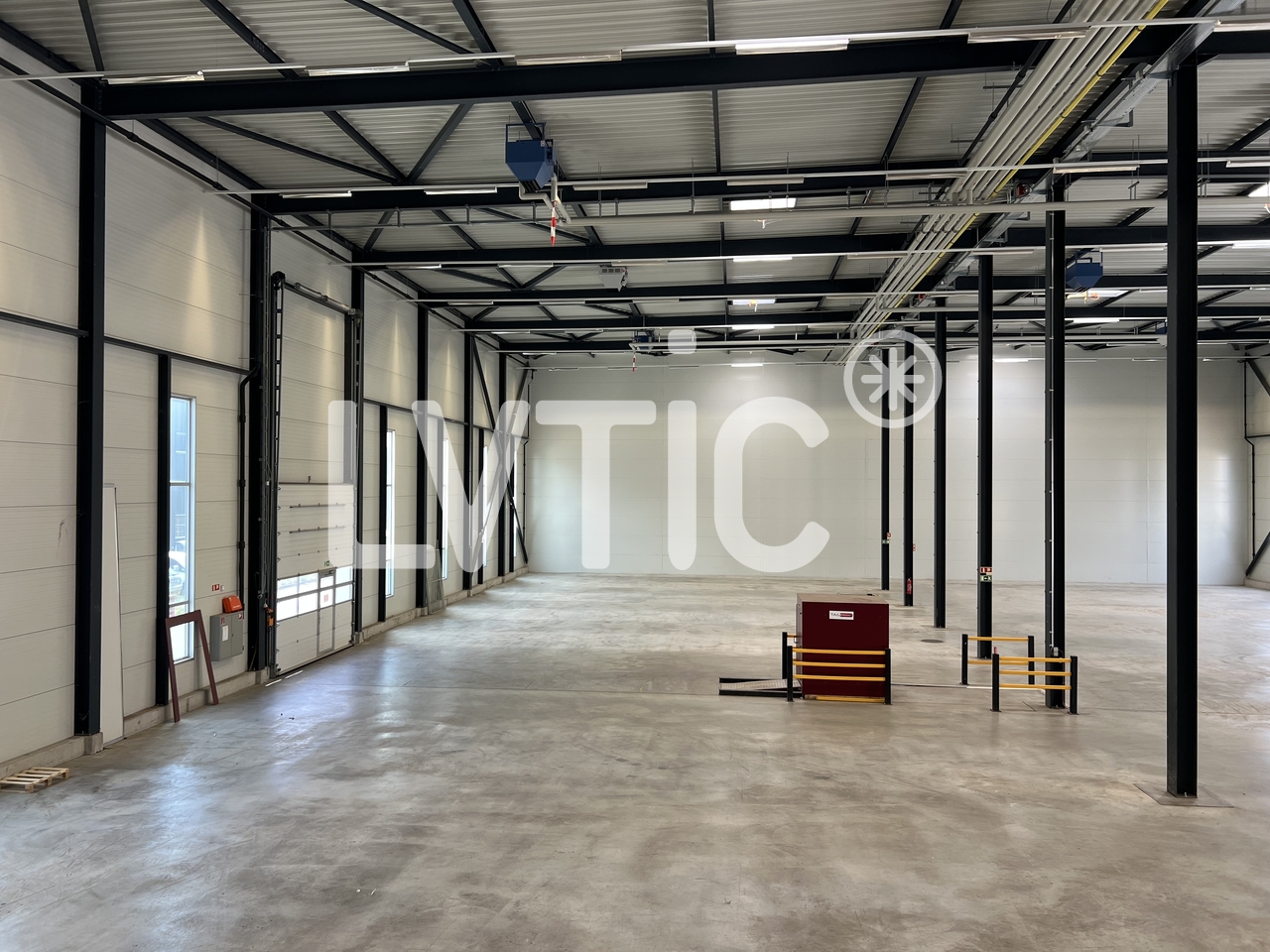 950m² industrial object, photo 1 of 9