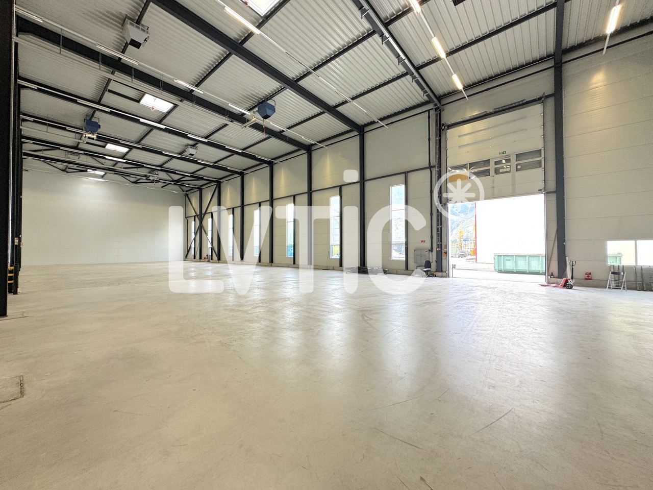 950m² industrial object, photo 3 of 9