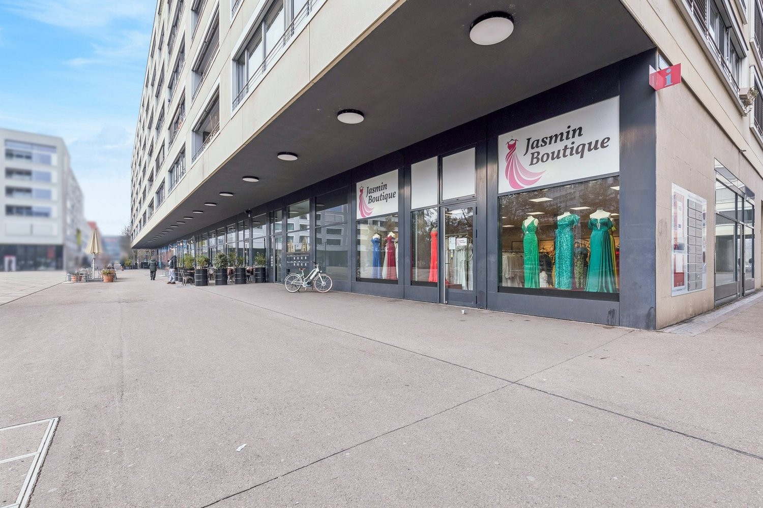 147m² shop, photo 1 of 8