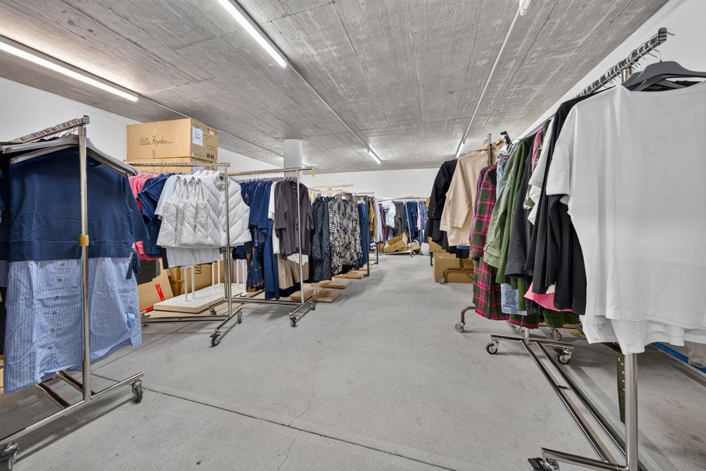 308m² shop