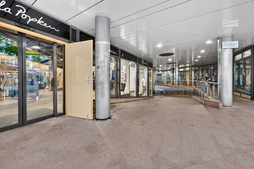 308m² shop