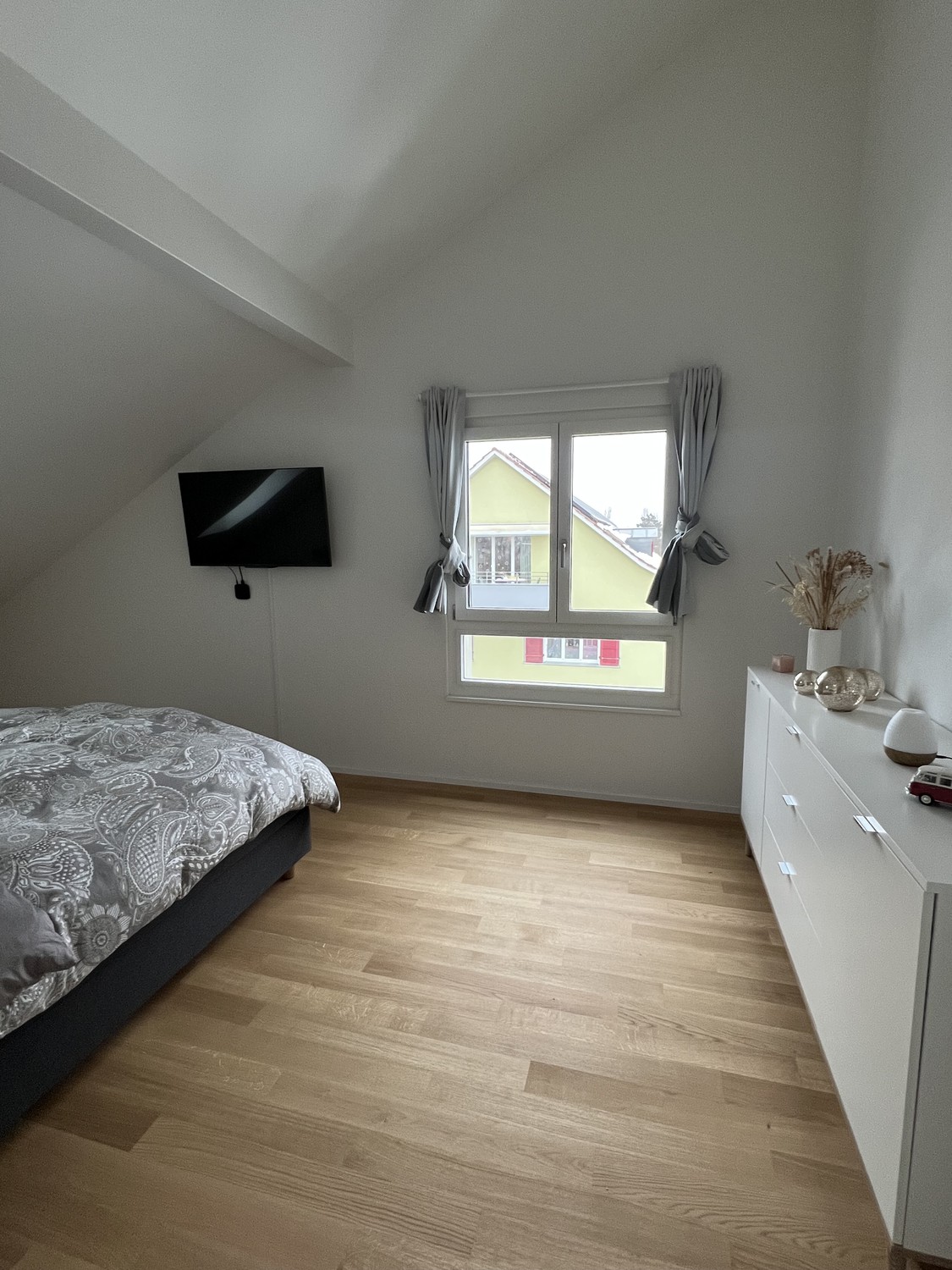 Appartamento di 3 ½ locali

Luminoso e accogliente appartamento mansardato di 3,5 locali con una bella loggia che invita a sostare e rilassarsi.

L'appartamento dispone di:

* 🏠 Appartamento mansardato con un fascino particolare
* 🌿 Accogliente loggia
* 🛋️ Zona giorno luminosa e spaziosa
* 🛏️ 3,