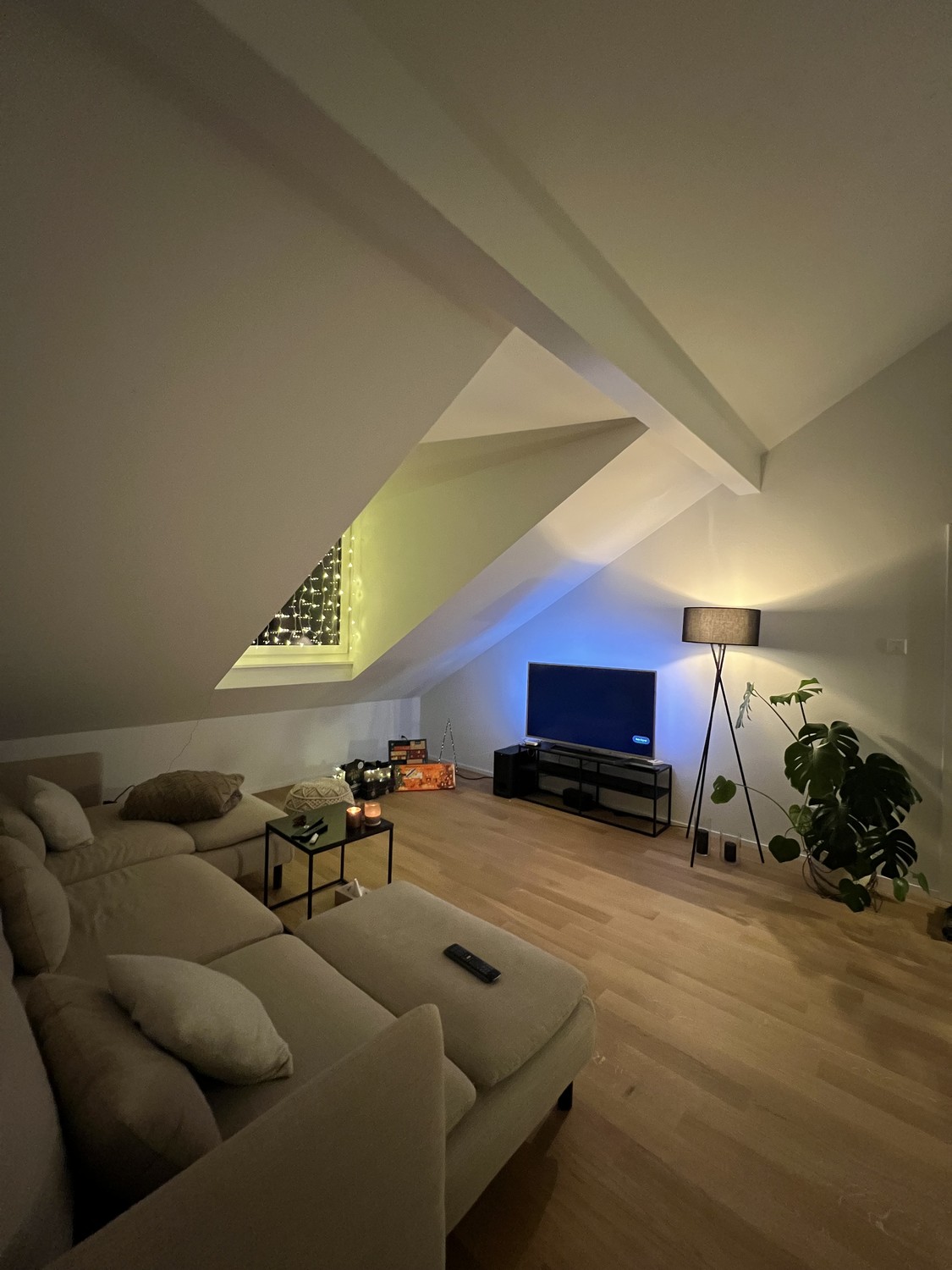 Appartamento di 3 ½ locali

Luminoso e accogliente appartamento mansardato di 3,5 locali con una bella loggia che invita a sostare e rilassarsi.

L'appartamento dispone di:

* 🏠 Appartamento mansardato con un fascino particolare
* 🌿 Accogliente loggia
* 🛋️ Zona giorno luminosa e spaziosa
* 🛏️ 3,