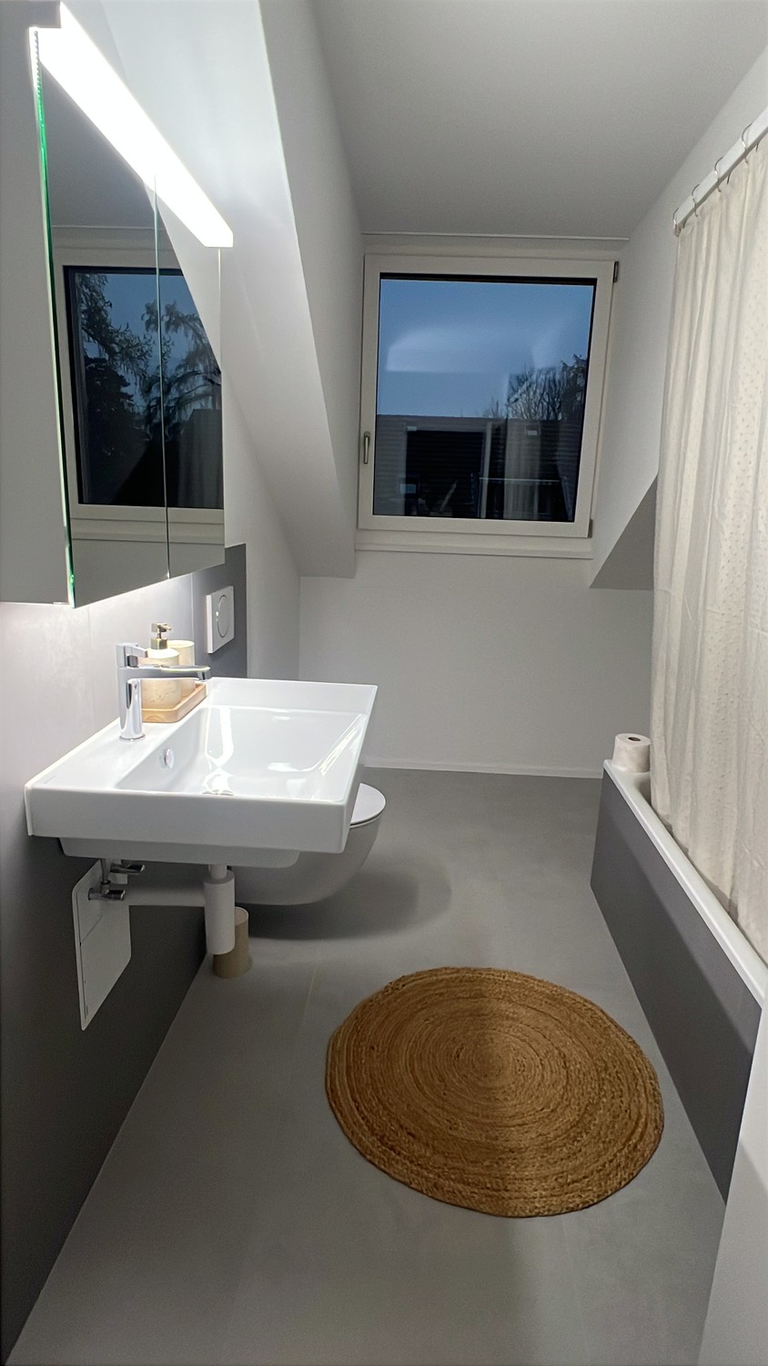 Appartamento di 3 ½ locali

Luminoso e accogliente appartamento mansardato di 3,5 locali con una bella loggia che invita a sostare e rilassarsi.

L'appartamento dispone di:

* 🏠 Appartamento mansardato con un fascino particolare
* 🌿 Accogliente loggia
* 🛋️ Zona giorno luminosa e spaziosa
* 🛏️ 3,