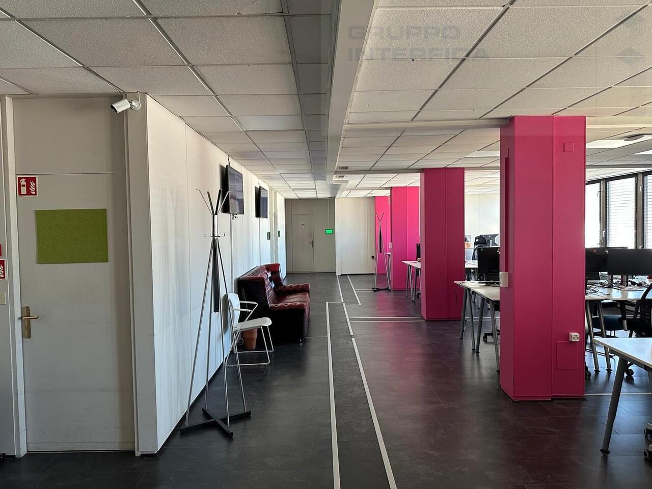 332m² office, photo 1 of 9