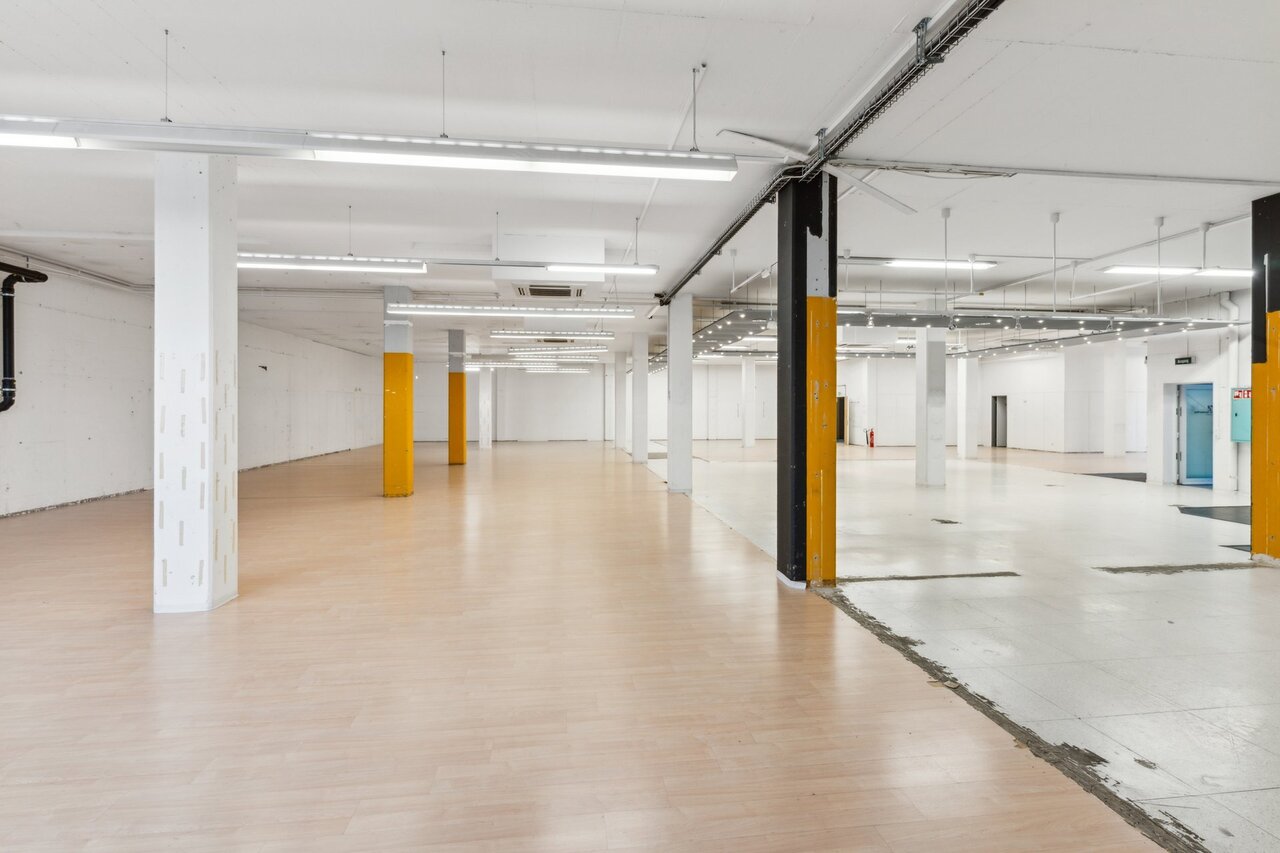 680m² storage room
