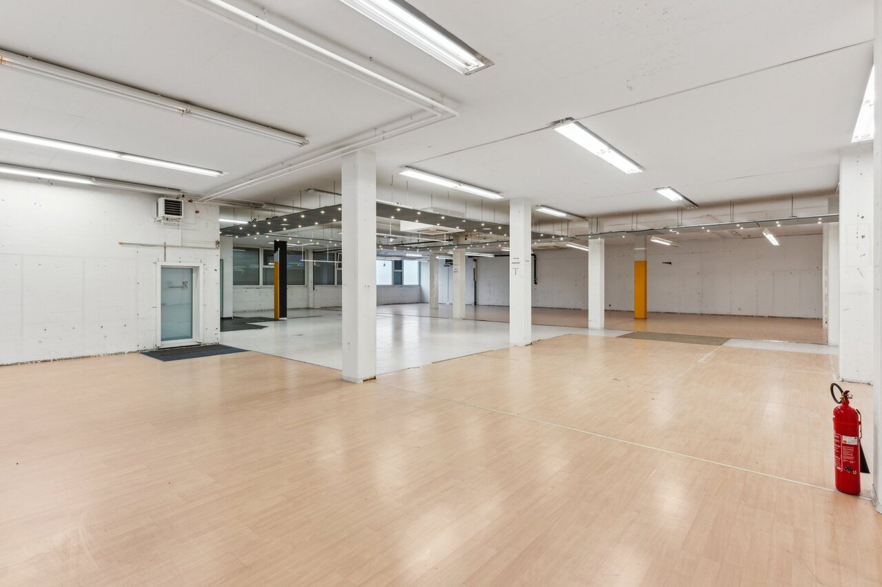 680m² storage room