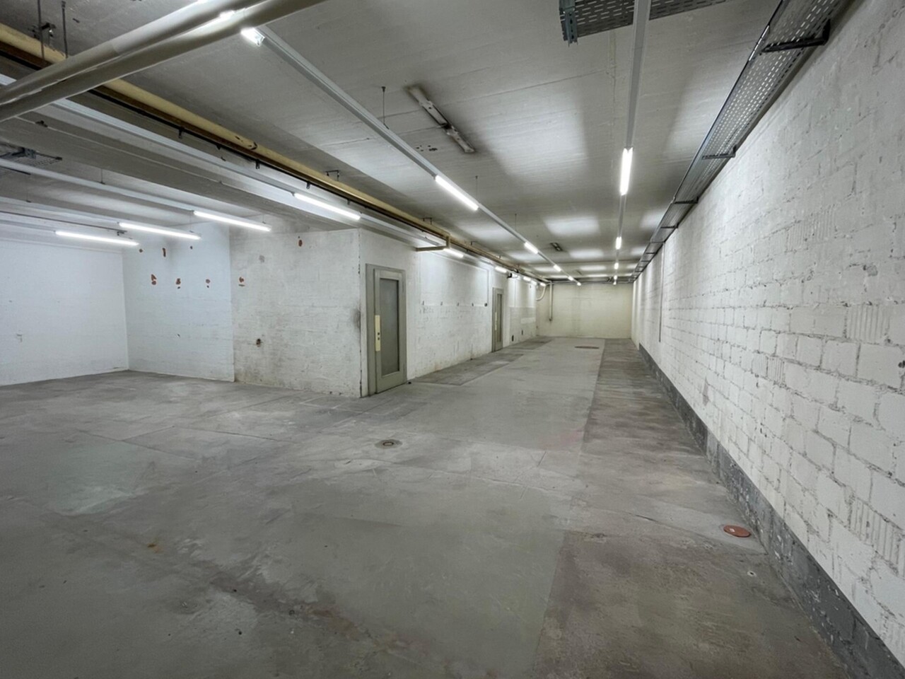 140m² storage room