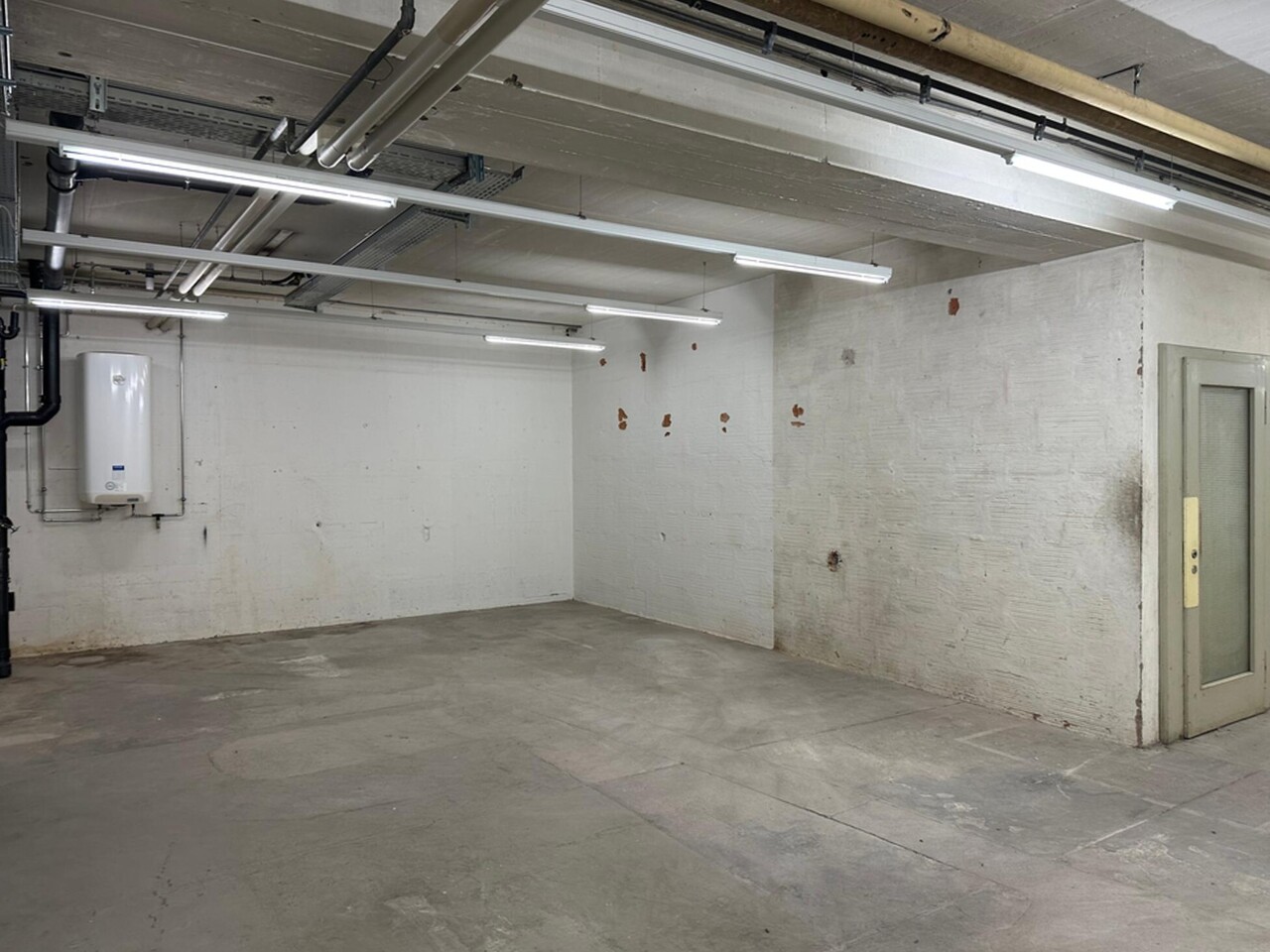 140m² storage room