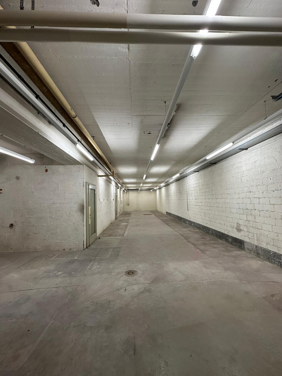 140m² storage room