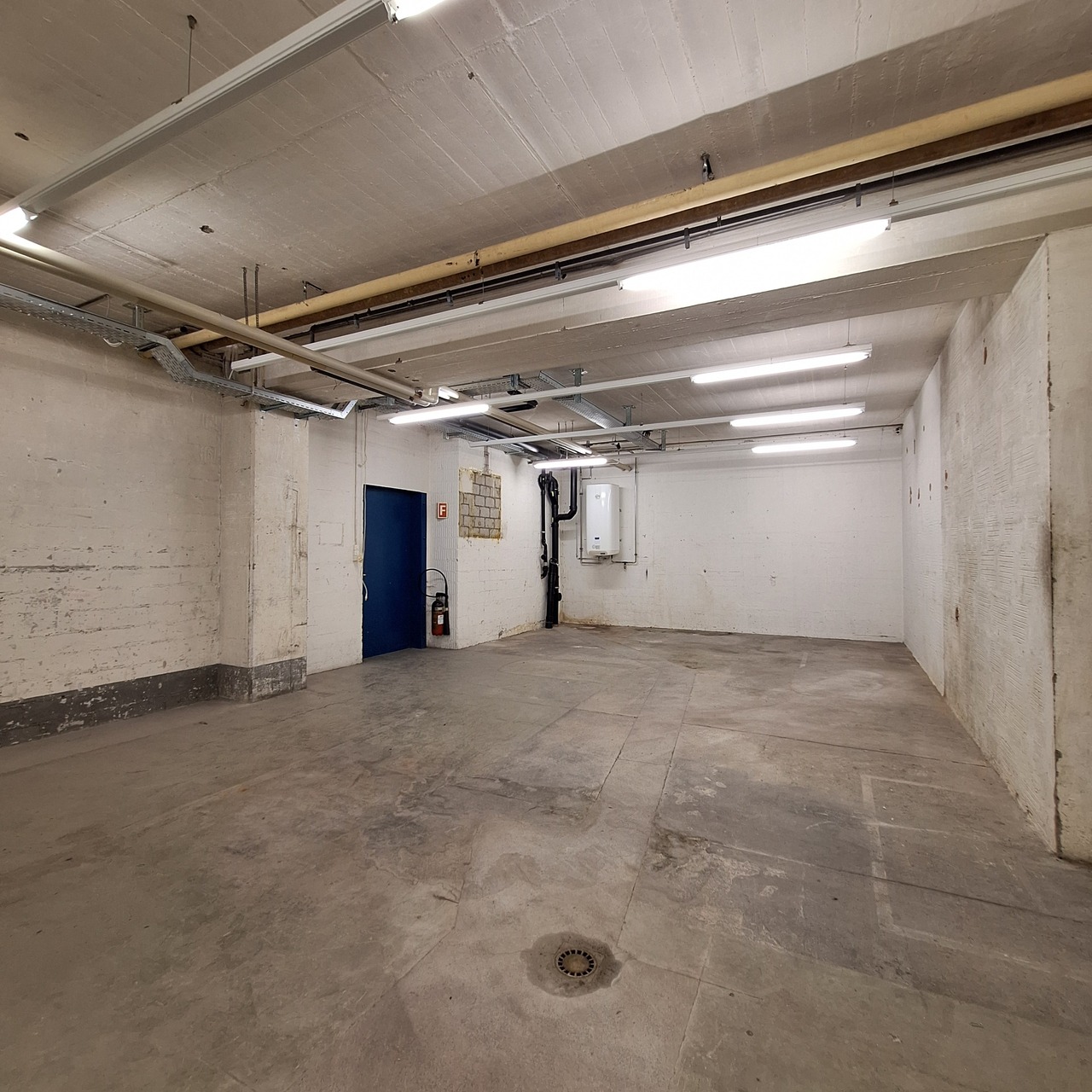 140m² storage room