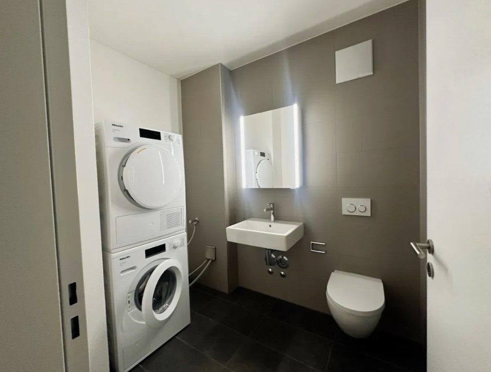 Appartamento di 2 ½ locali in Zurigo (Kreis 3) 
 
Questo esclusivo appartamento (ca. 50 m²) in un nuovo edificio del 2023 convince con finiture eleganti e il massimo comfort abitativo moderno. 
 
Highlights: 
• Soggiorno luminoso e spazioso 
• Cucina aperta con elettrodomestici di alta qualità 
• Ba, foto 1 di 6
