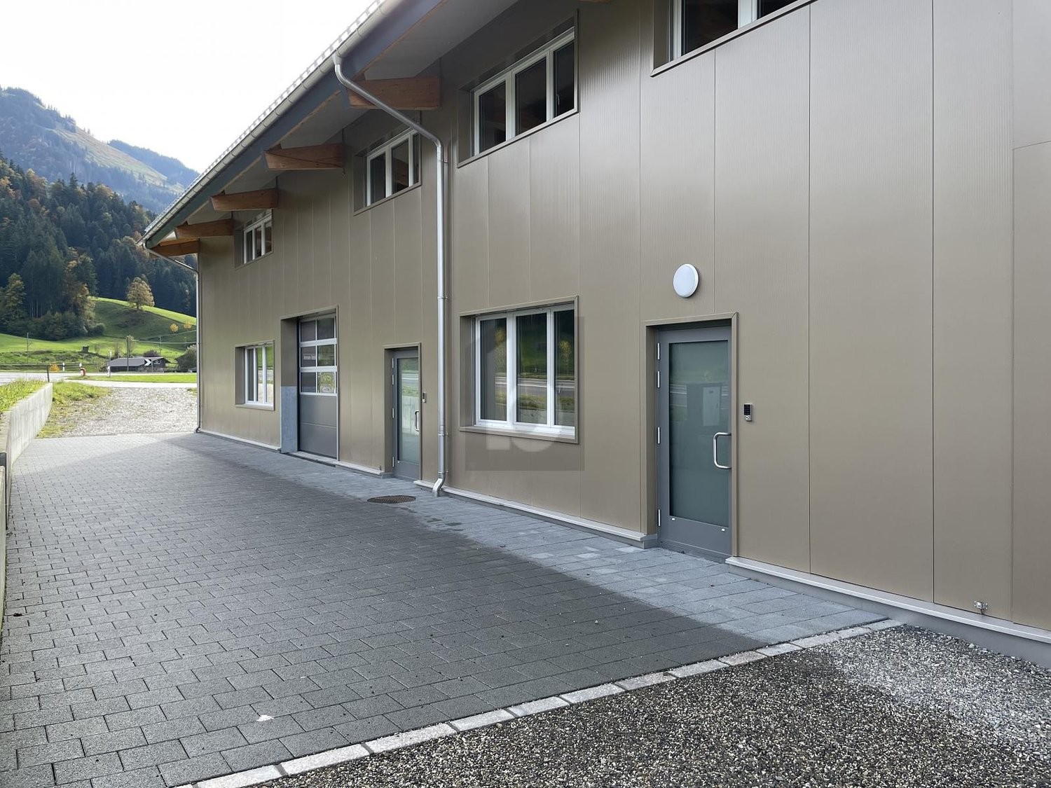 495m² industrial object, photo 2 of 4