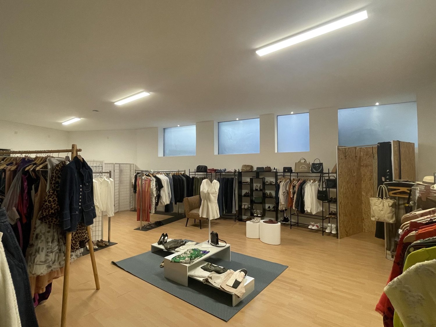 95m² shop, photo 2 of 9