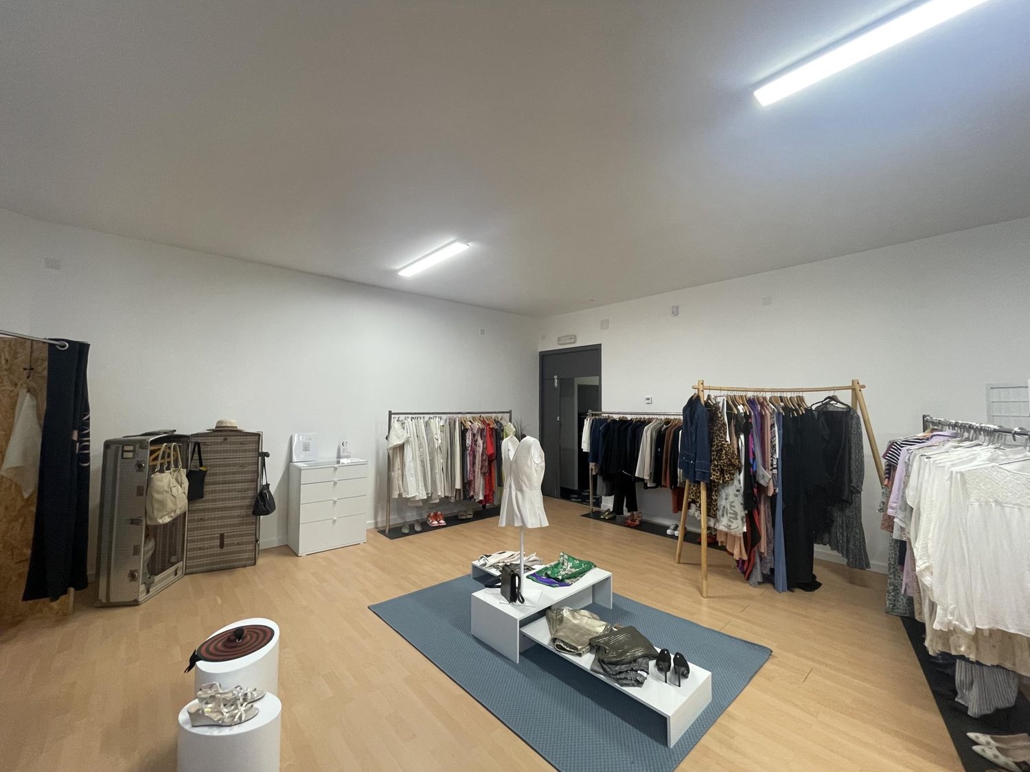 95m² shop, photo 1 of 9