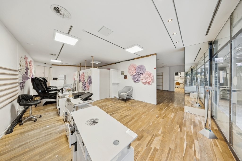 163m² shop, photo 7 of 8