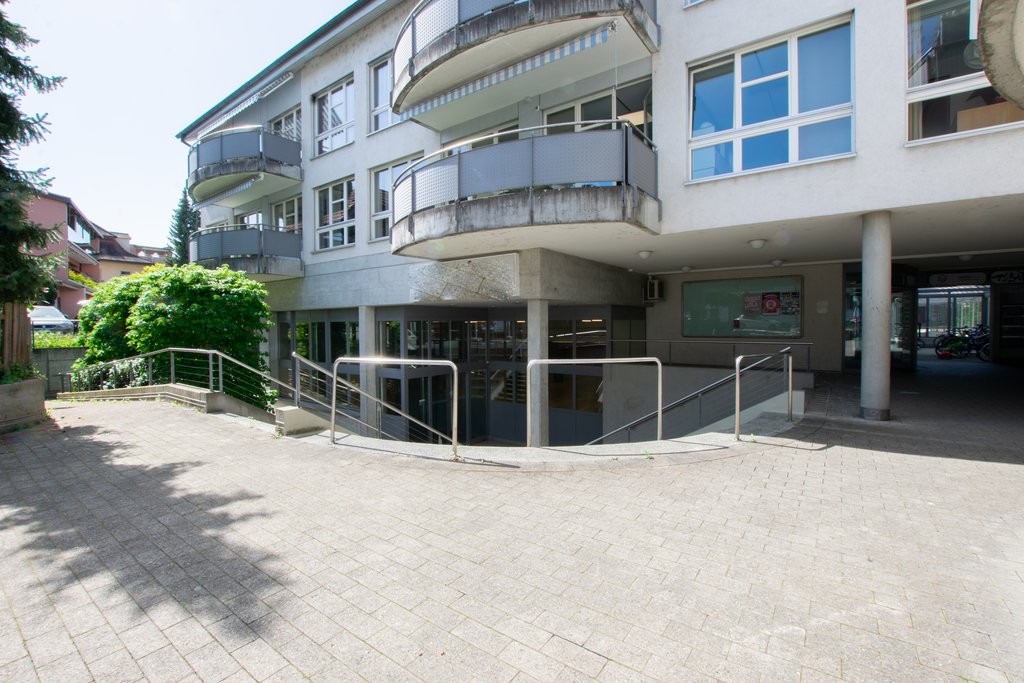 1495m² shop, photo 2 of 9