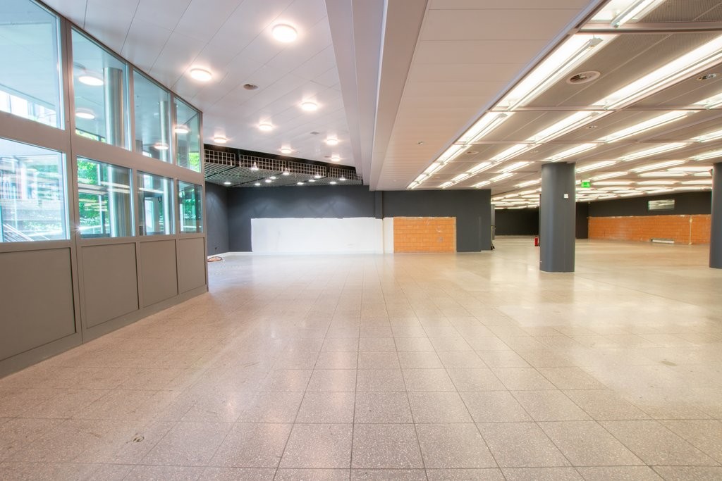1495m² shop, photo 1 of 9