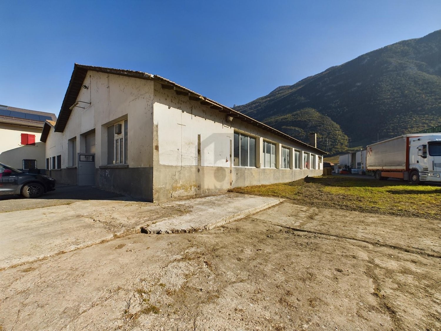 750m² industrial object, photo 2 of 3