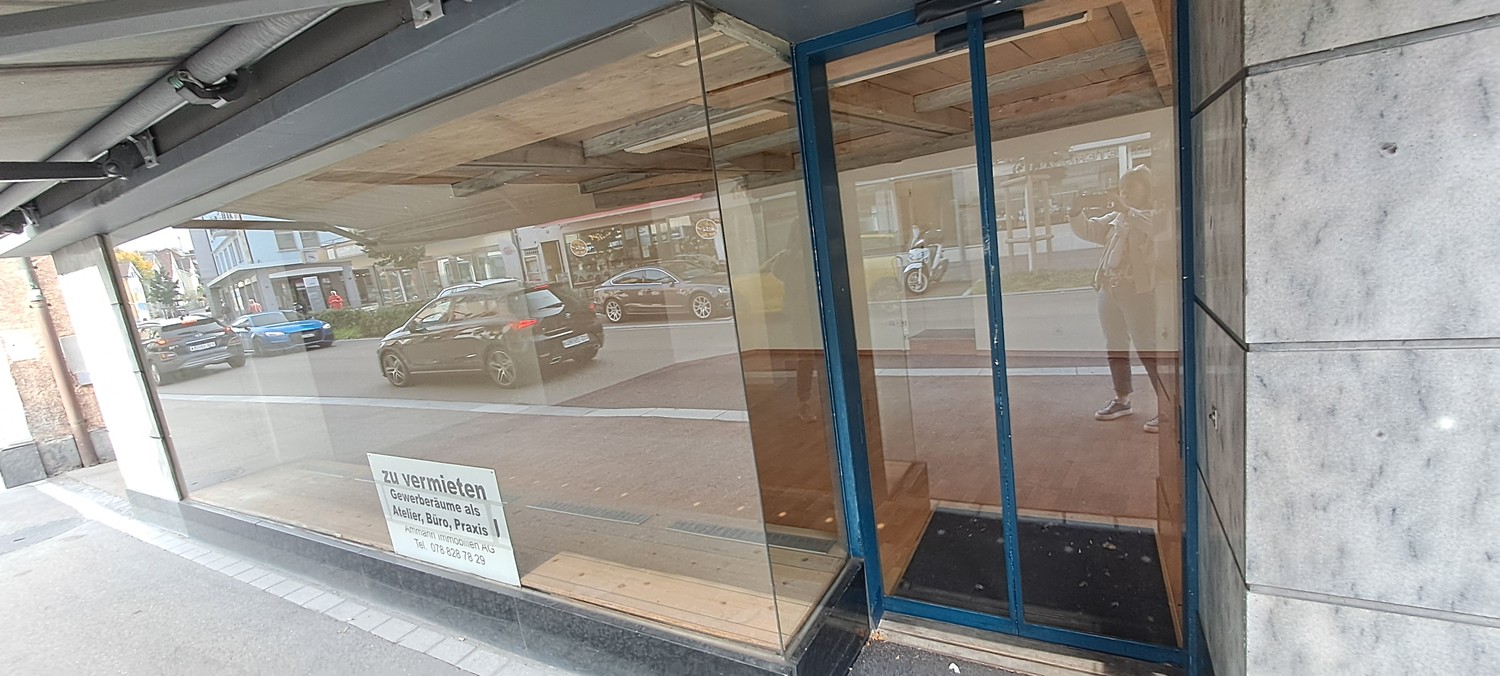 74m² shop