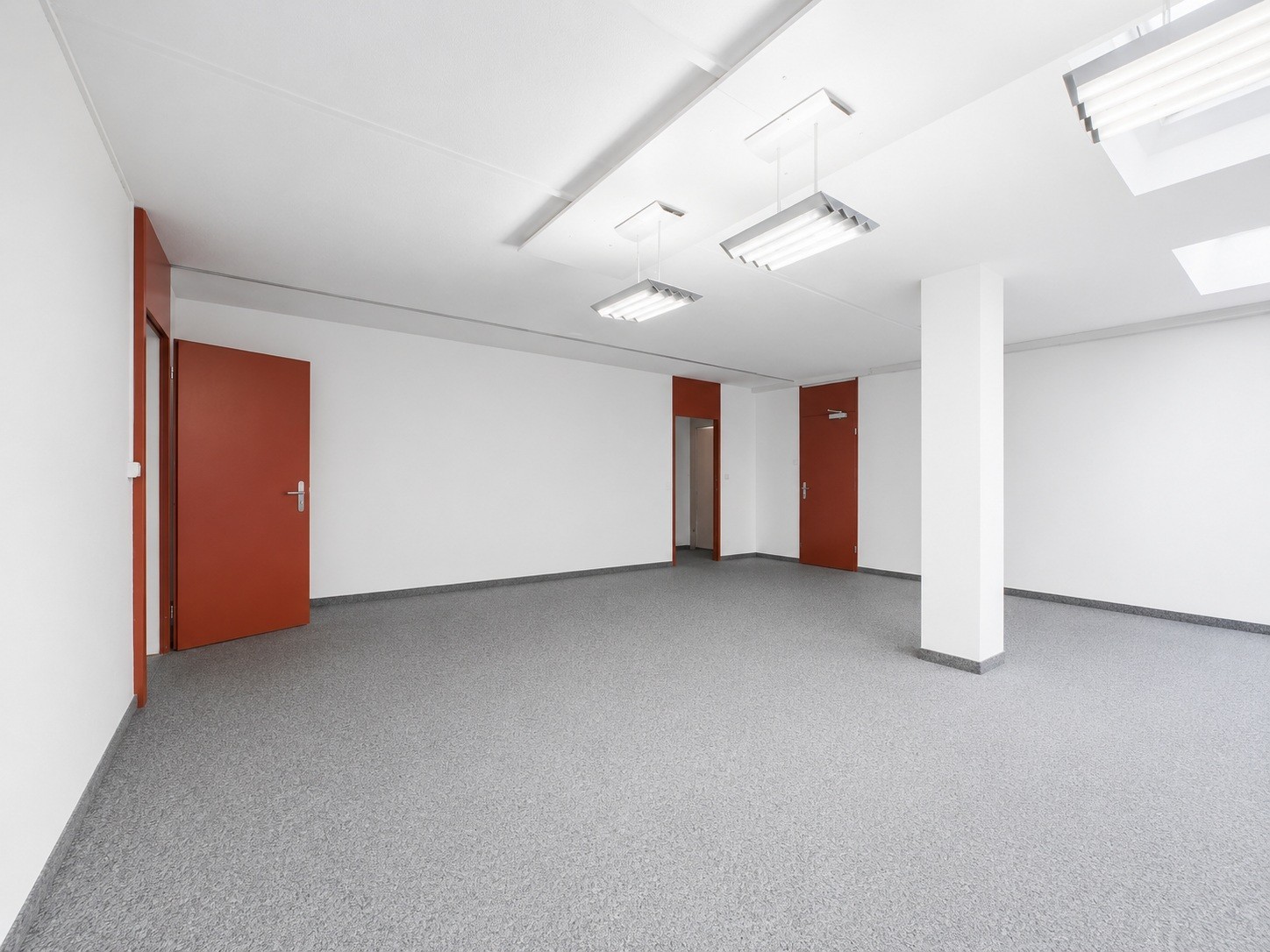 698m² office, photo 3 of 10