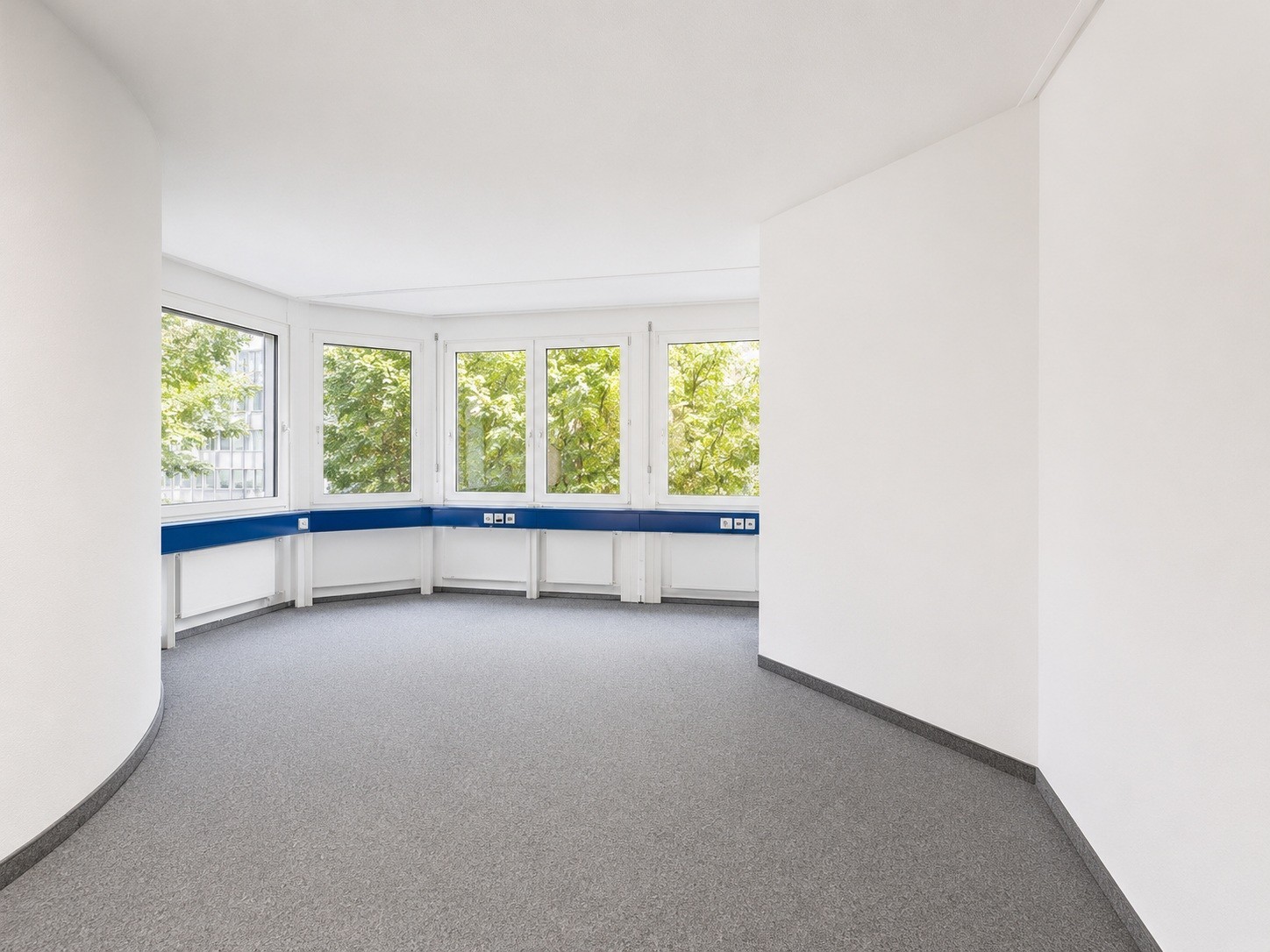 698m² office, photo 1 of 10