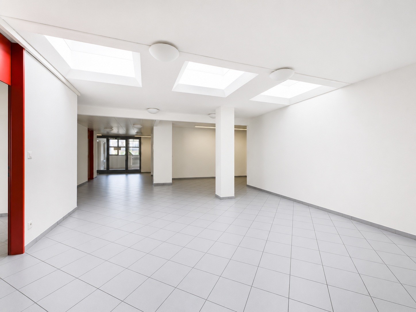 698m² office, photo 2 of 10
